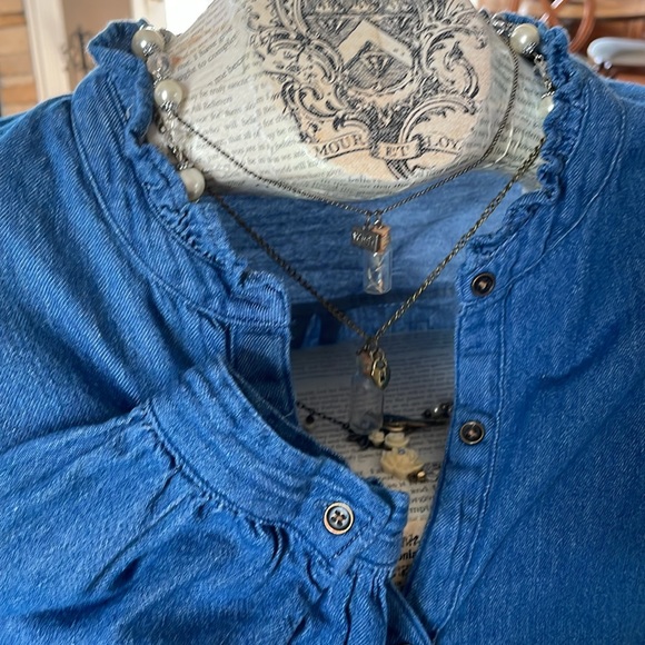 Old Navy Lightweight Demin Button-down Blouse - Picture 4 of 5